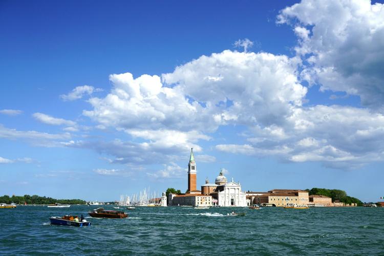 威尼斯碧水蓝天（威尼斯滨水城市景观）